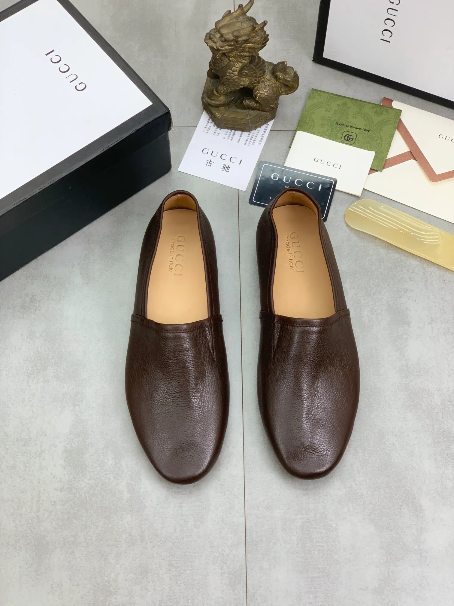 Men's Men's Shoes 💰P500💰【New Style】Water-dyed Niuli Gucci's most popular selection of lazy slip-on leather shoes (Gucci) official website latest Gucci lazy leather shoes, hot style 💥 simple and elegant style, exclusive for trendy men. Unique official website latest brand original double G embossing Elements 👑 Original Gucci decoration, fashionable and elegant, fabric original calfskin ✅ fully imported first-layer cowhide lining, official website designated wear-resistant, rubber business outsole, classic model taken at the counter in real life 🎬38-44 Black brown white optional